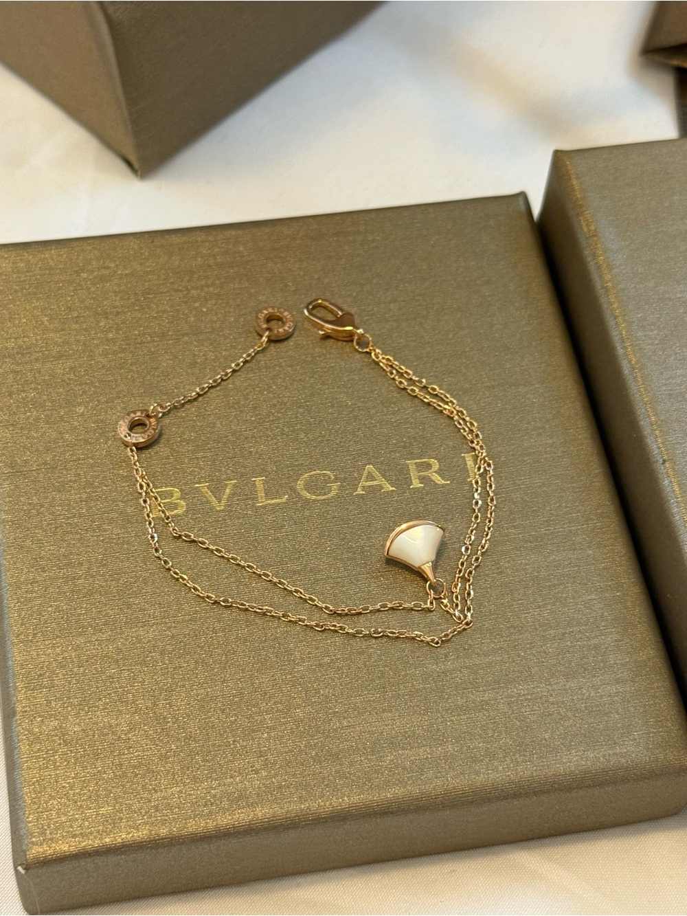 Authentic BVLGARI Divas’ Dream 18K Gold Mother-of-Pearl Bracelet